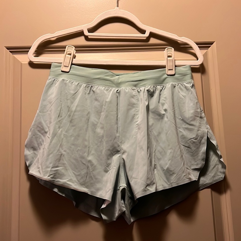 Lululemon Men’s M Short/Fit Women Size 6